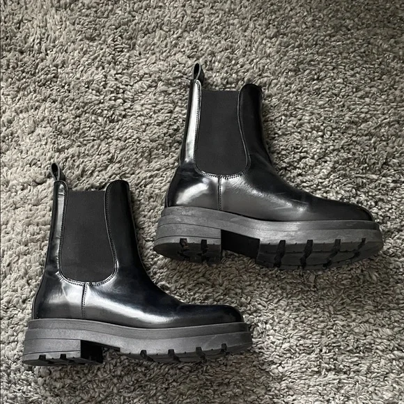 Sister * souer Black leather Chelsea Lug Sole Boots with elastic inserts - Picture 7 of 8